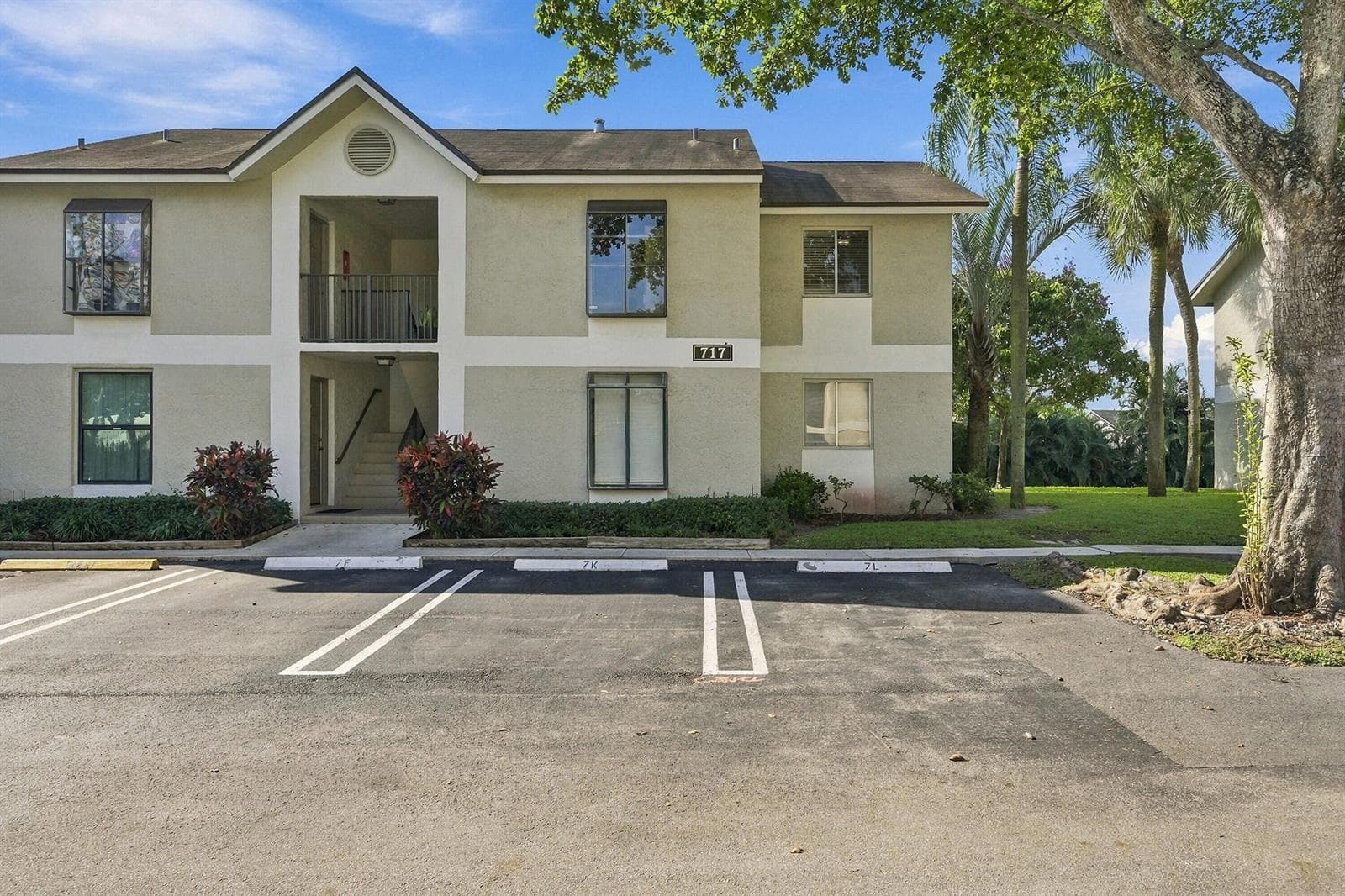 717 Gardens Drive 206 photo 3