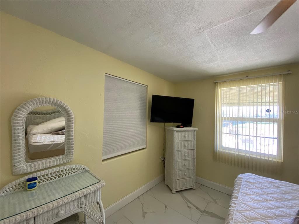 910 LAKE AVENUE photo 13