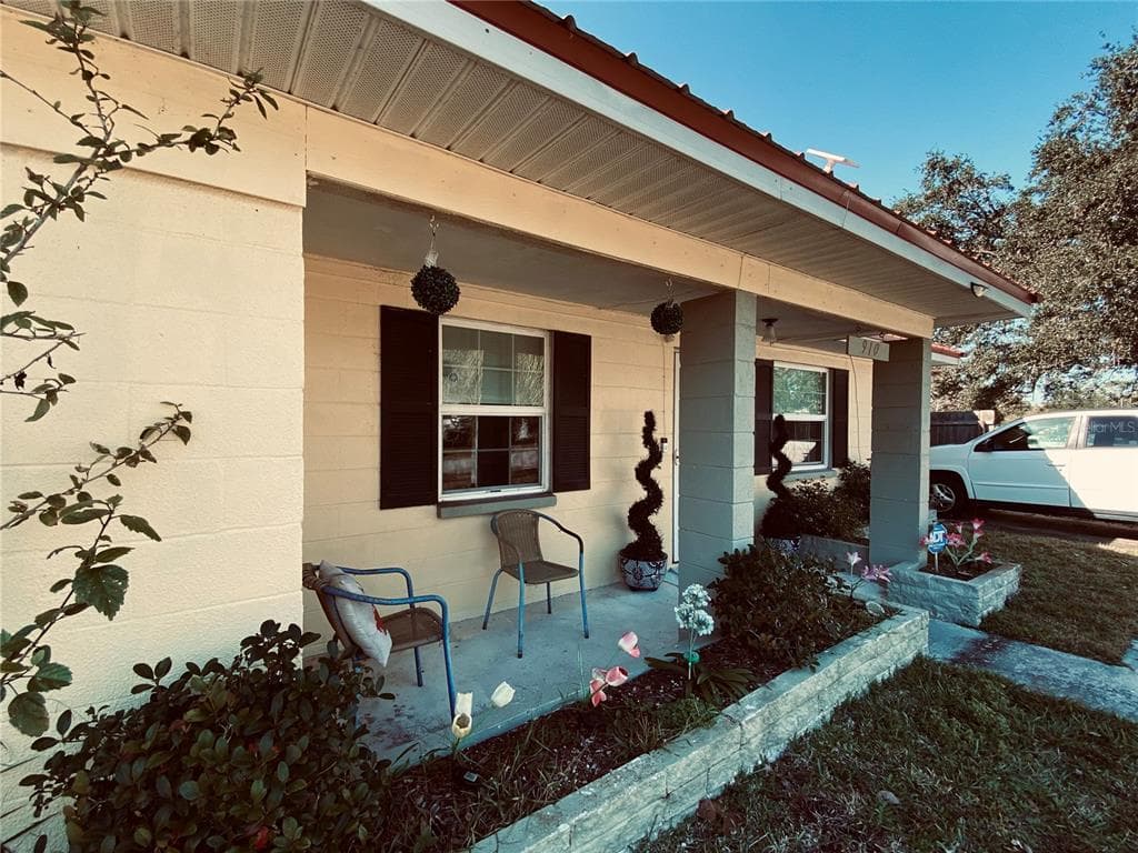 910 LAKE AVENUE photo 1
