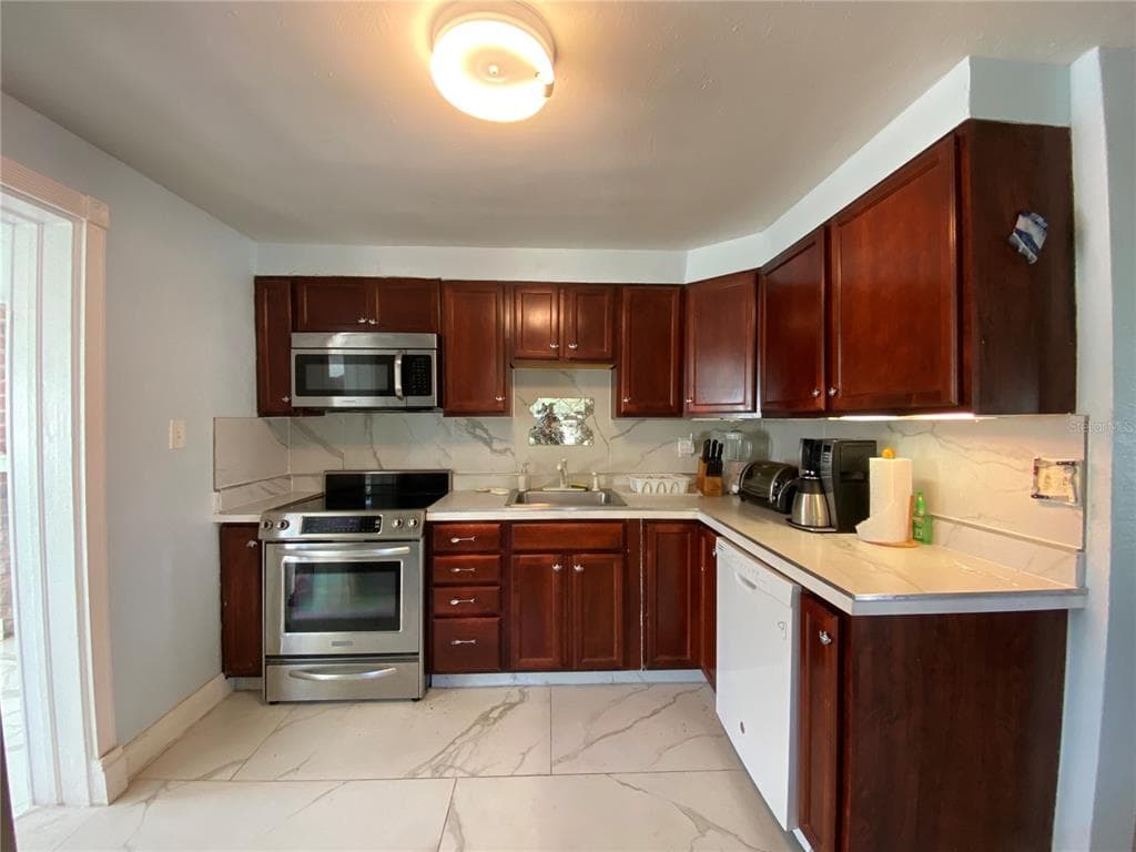 910 LAKE AVENUE photo 11