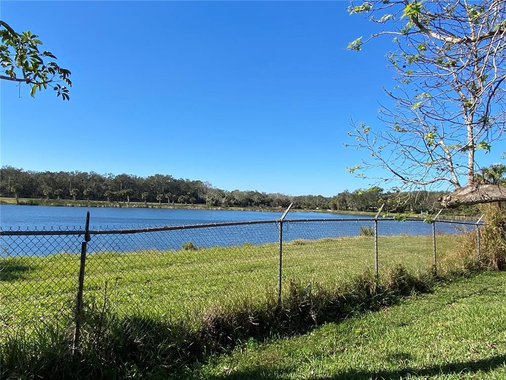 910 LAKE AVENUE photo 4