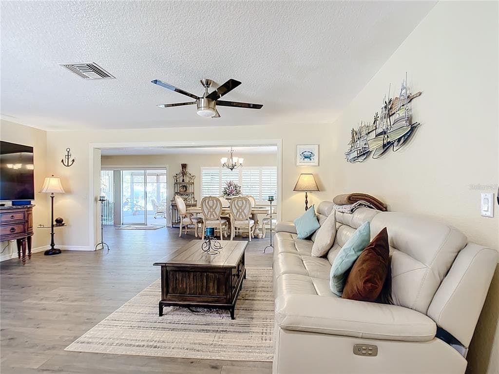 4 WINDSOR DRIVE photo 17