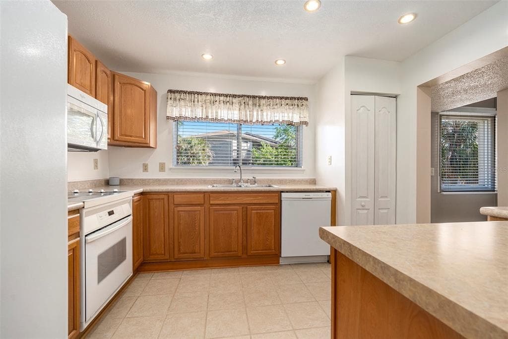 6311 NEWTOWN CIRCLE 11B2 photo 12
