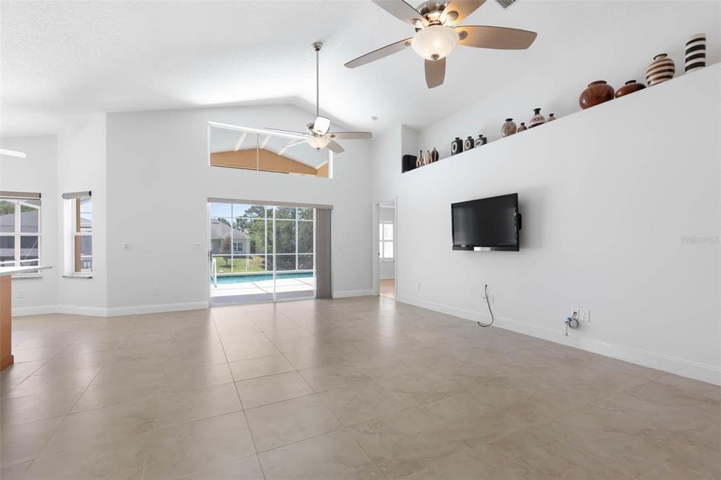6 CROSSLEAF COURT E photo 12