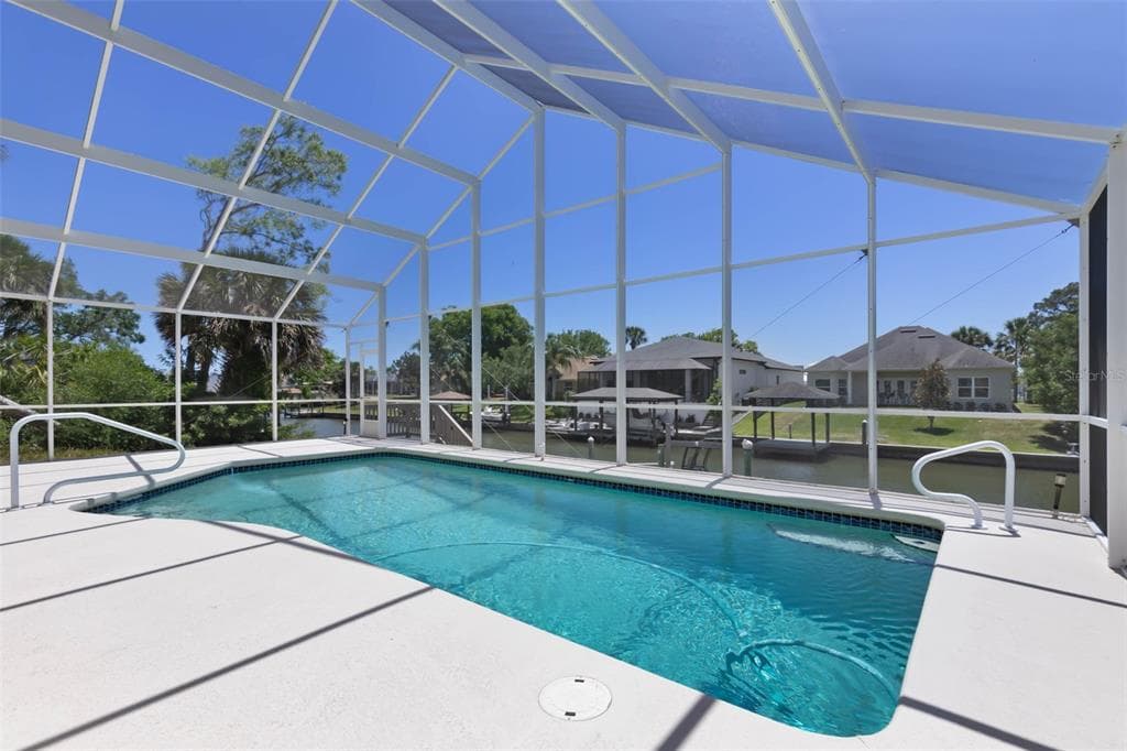 6 CROSSLEAF COURT E photo 3