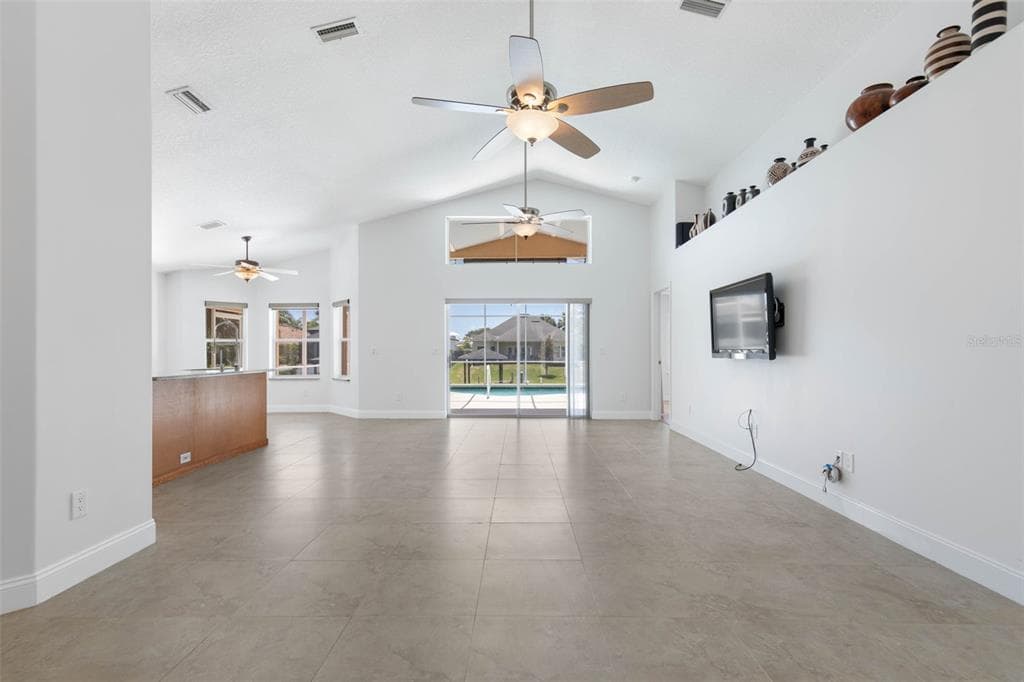 6 CROSSLEAF COURT E photo 11