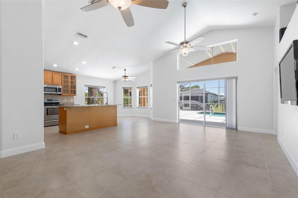 6 CROSSLEAF COURT E photo 8