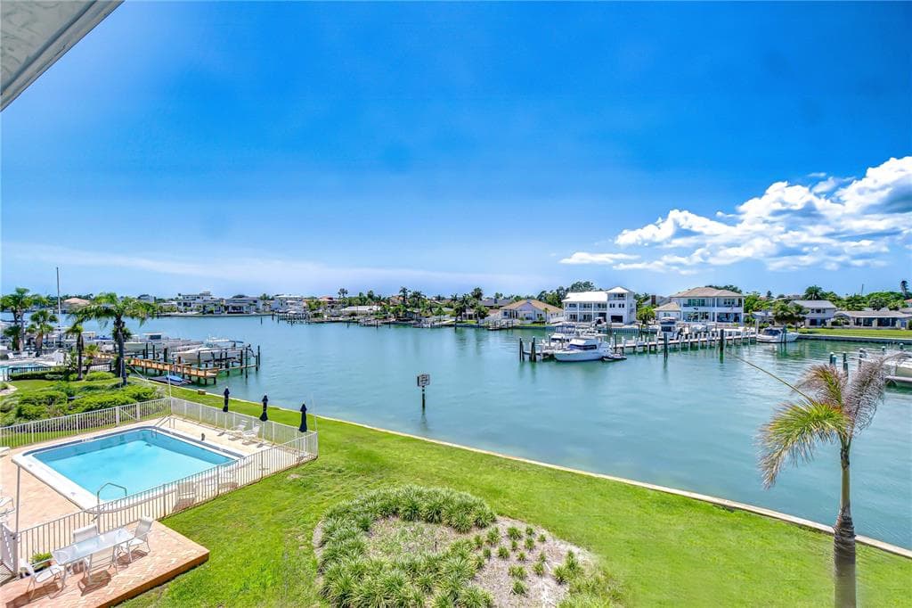 340 PINELLAS BAYWAY S 304 photo 1