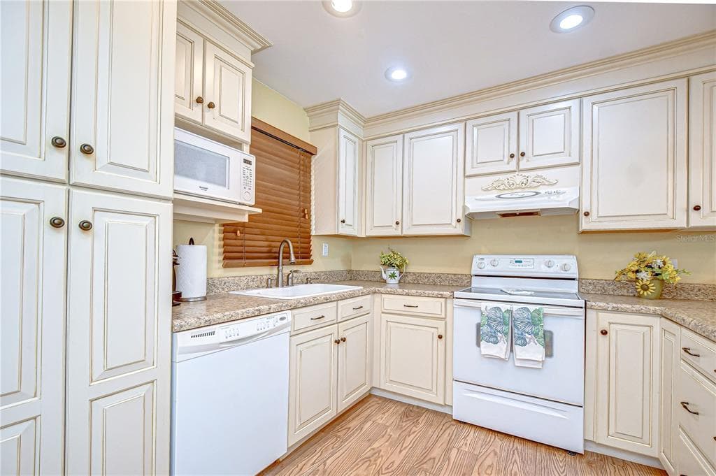 340 PINELLAS BAYWAY S 304 photo 10