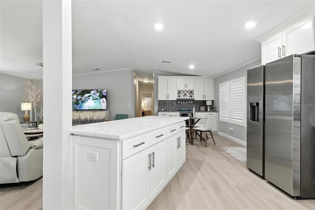 38 PLUMOSA DRIVE photo 4