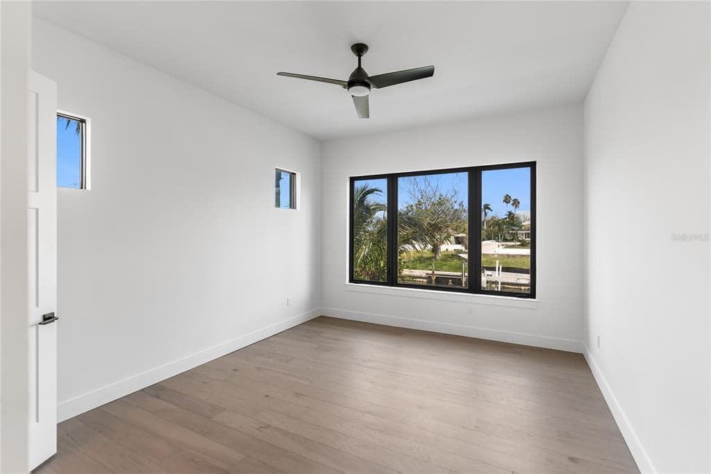 569 BAYVIEW DRIVE photo 22