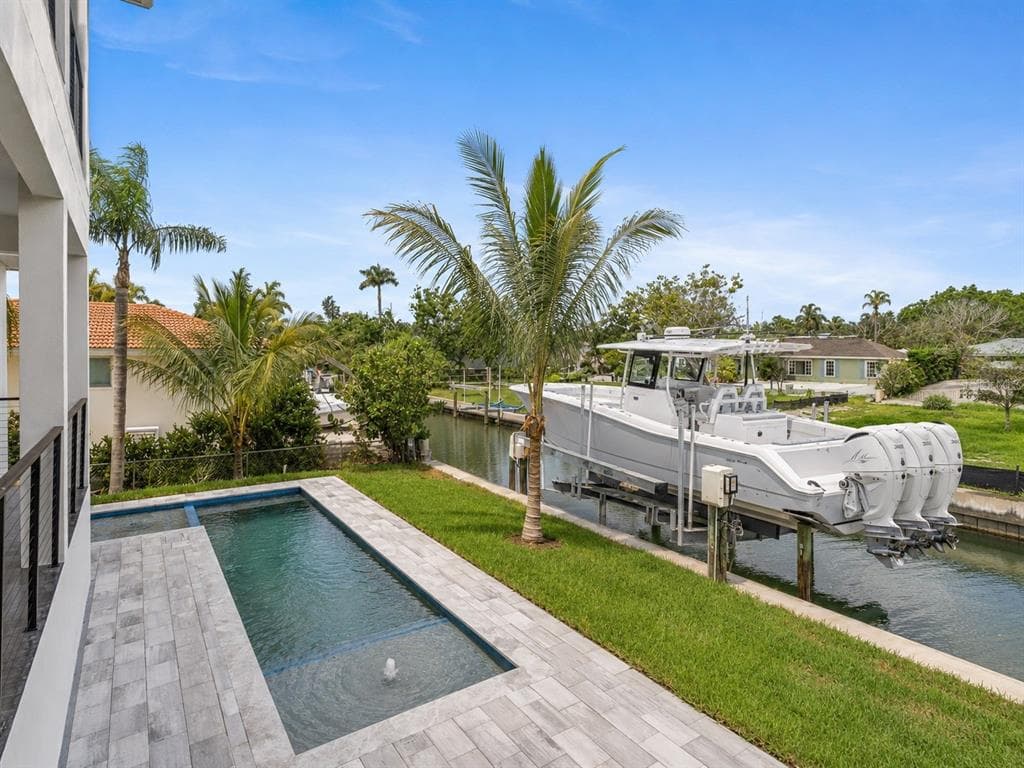 569 BAYVIEW DRIVE photo 9