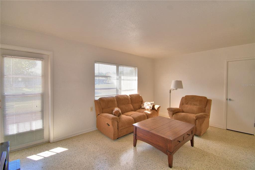 105 MAXCY LANE photo 7