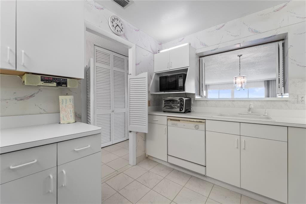100 BLUFF VIEW DRIVE 609A photo 9
