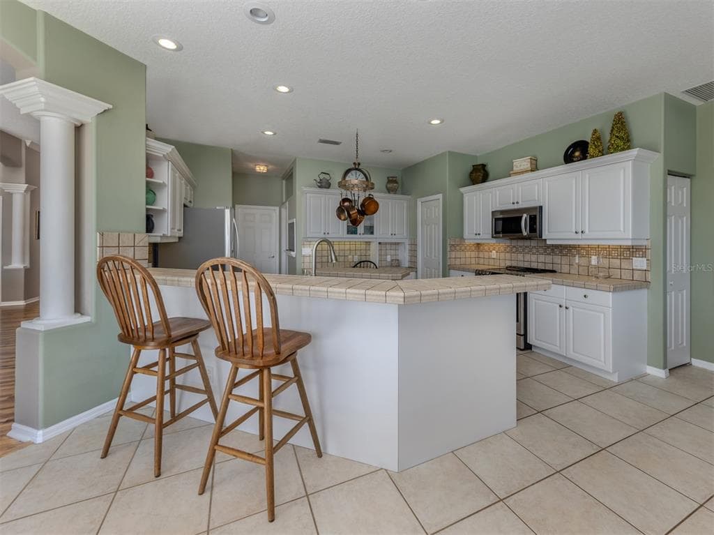 853 HILLCREST DRIVE photo 9