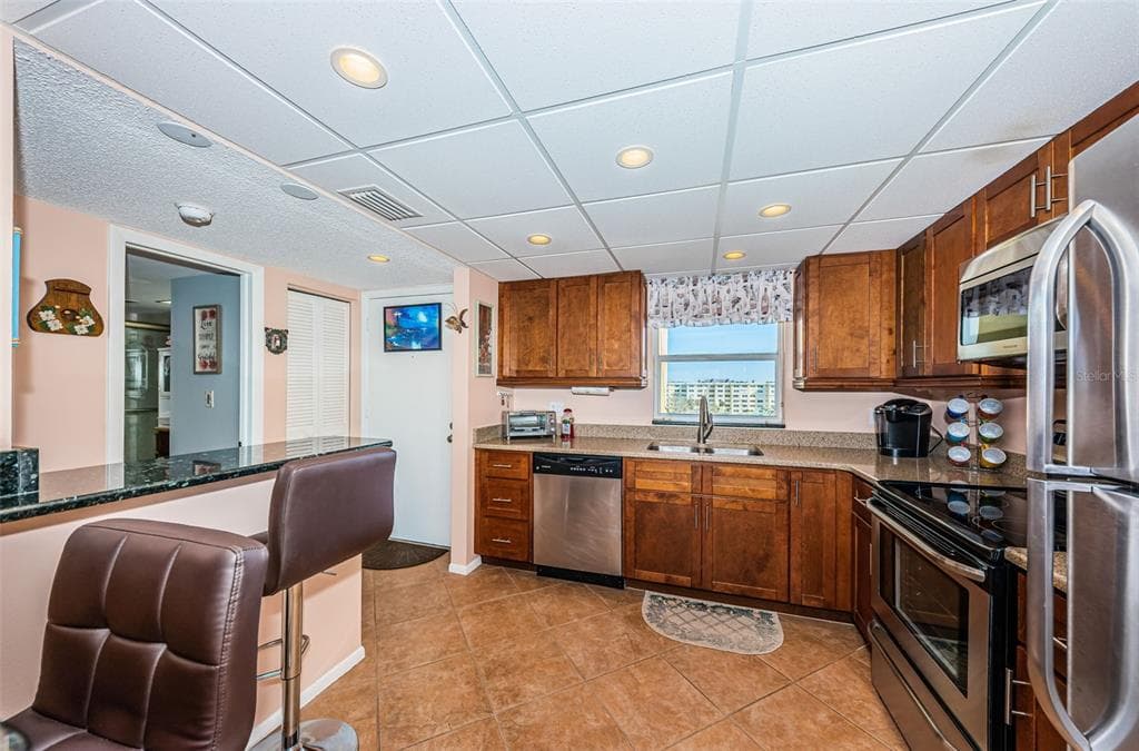4750 COVE CIRCLE 605 photo 6
