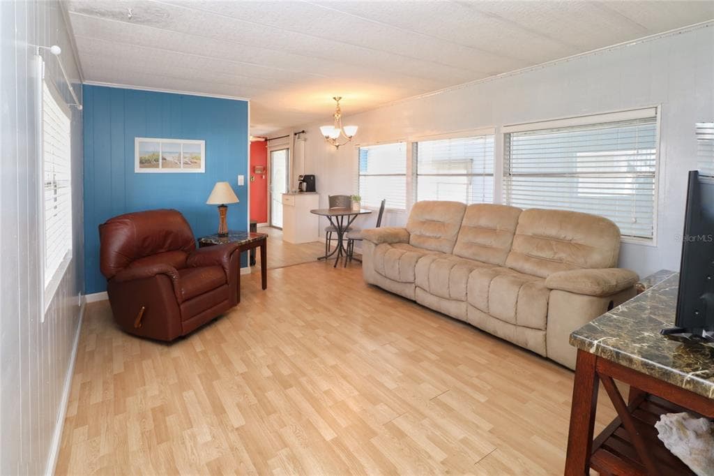 107 E SAINT JOHNS WAY photo 2