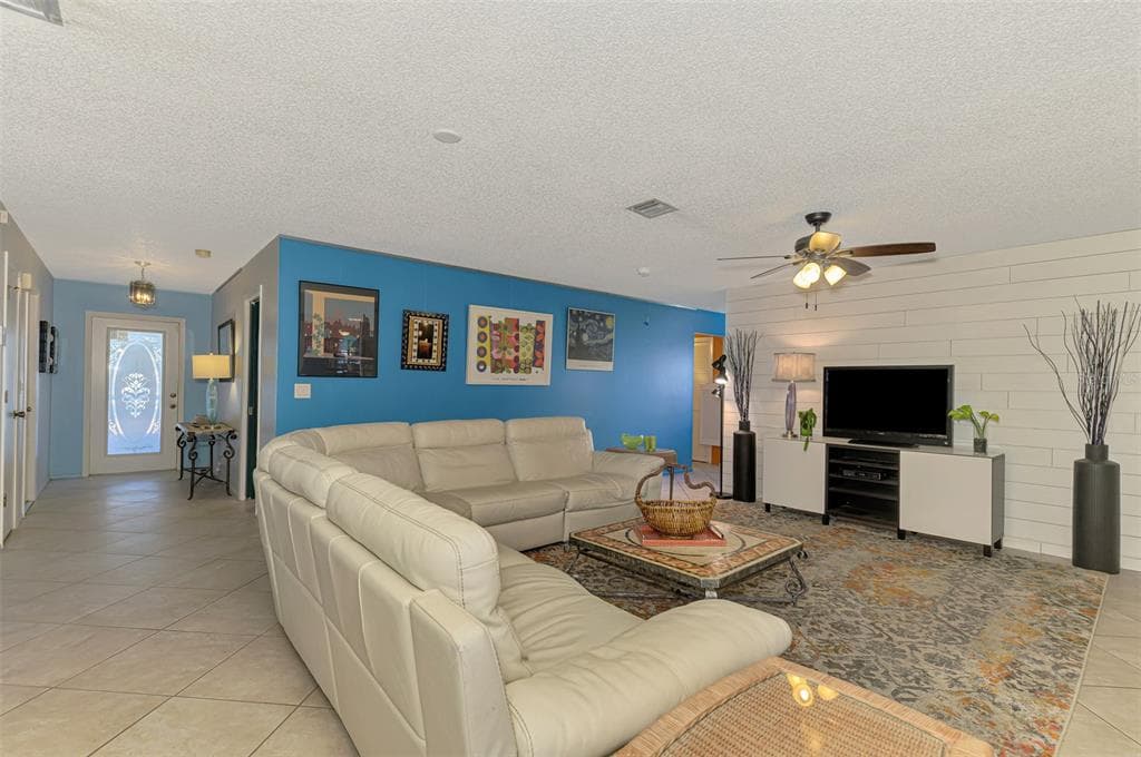 602 PORTIA STREET N photo 7