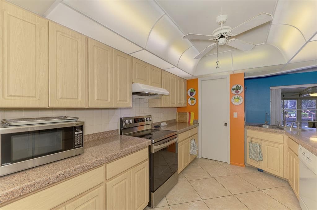 602 PORTIA STREET N photo 10