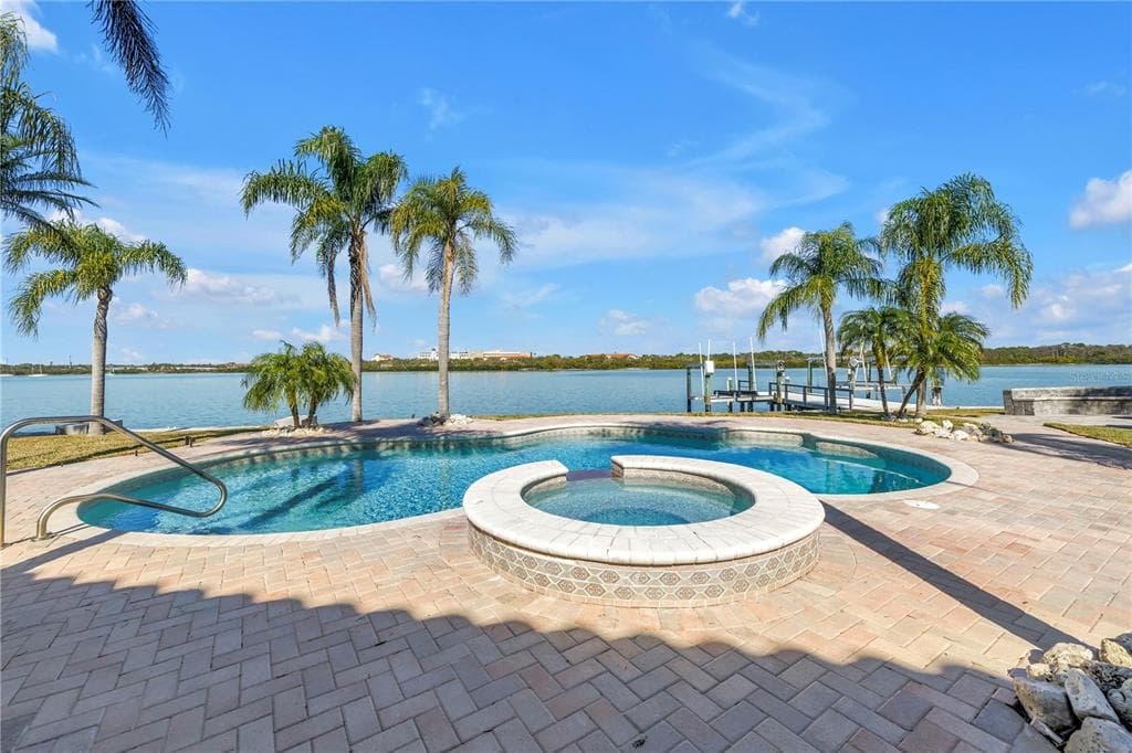 583 CRYSTAL DRIVE photo 6