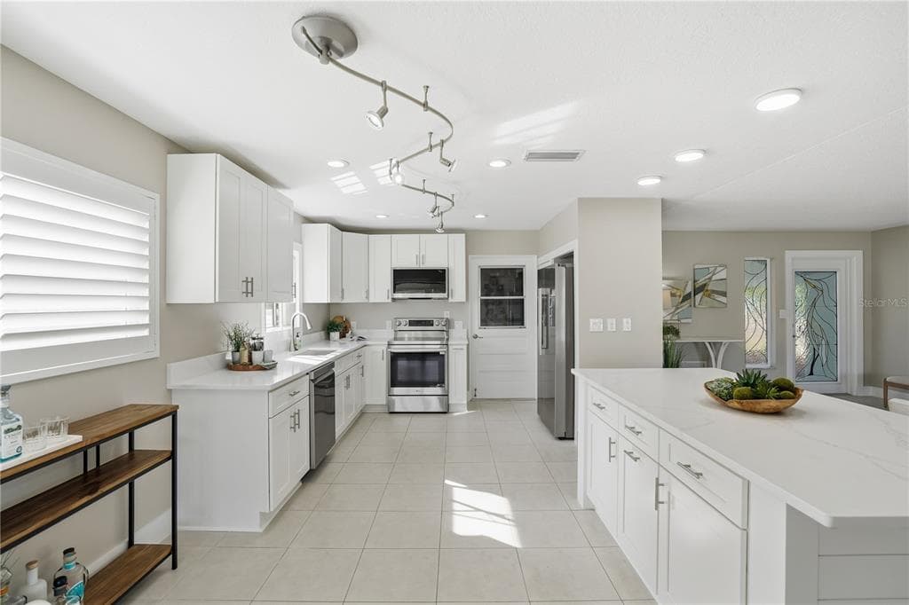 541 LILLIAN DRIVE photo 10