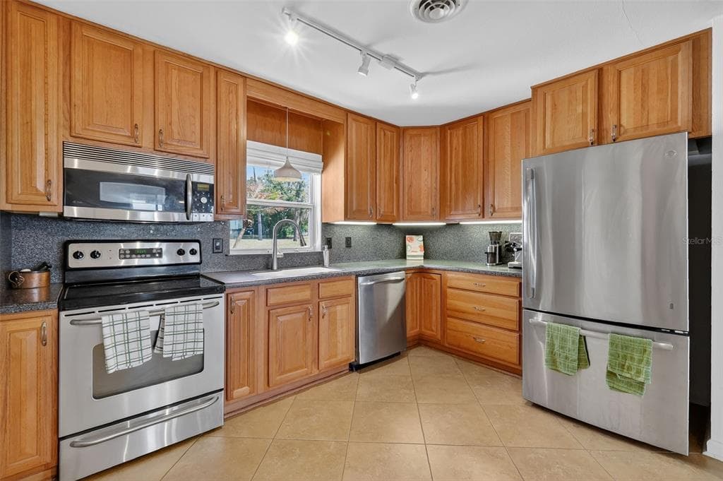 33225 LAKESHORE DRIVE photo 16