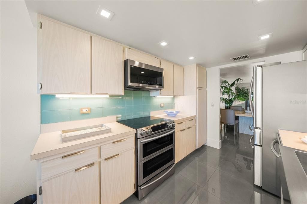 420 BEACH ROAD 606 photo 18