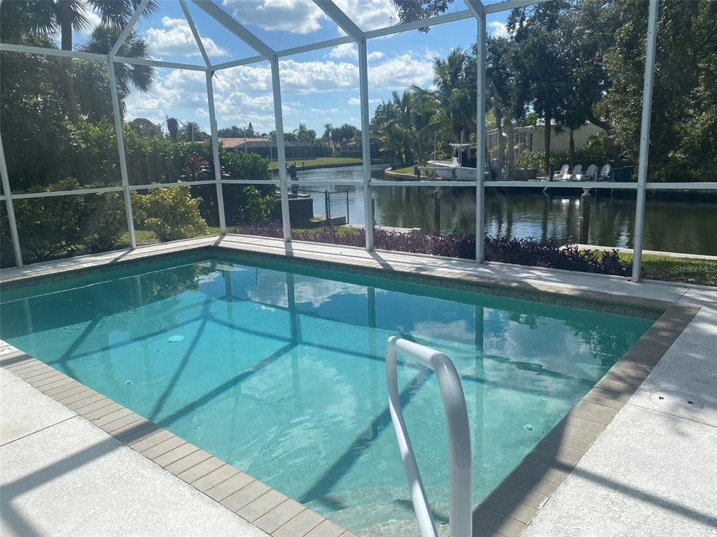 814 PARADISE WAY photo 9