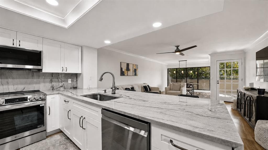 825 S OSPREY AVENUE 101 photo 9