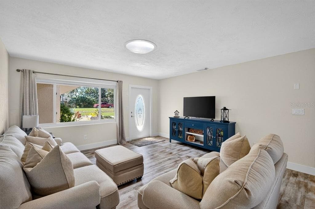 450 LAMBERT AVENUE photo 7