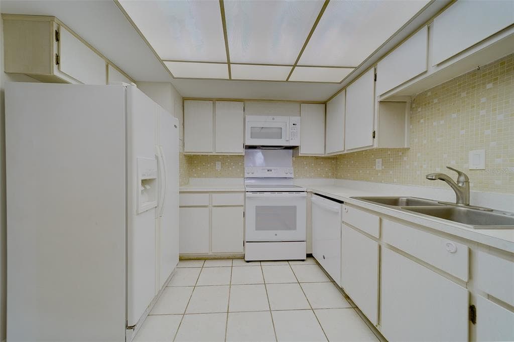 17920 GULF BOULEVARD 1408 photo 3