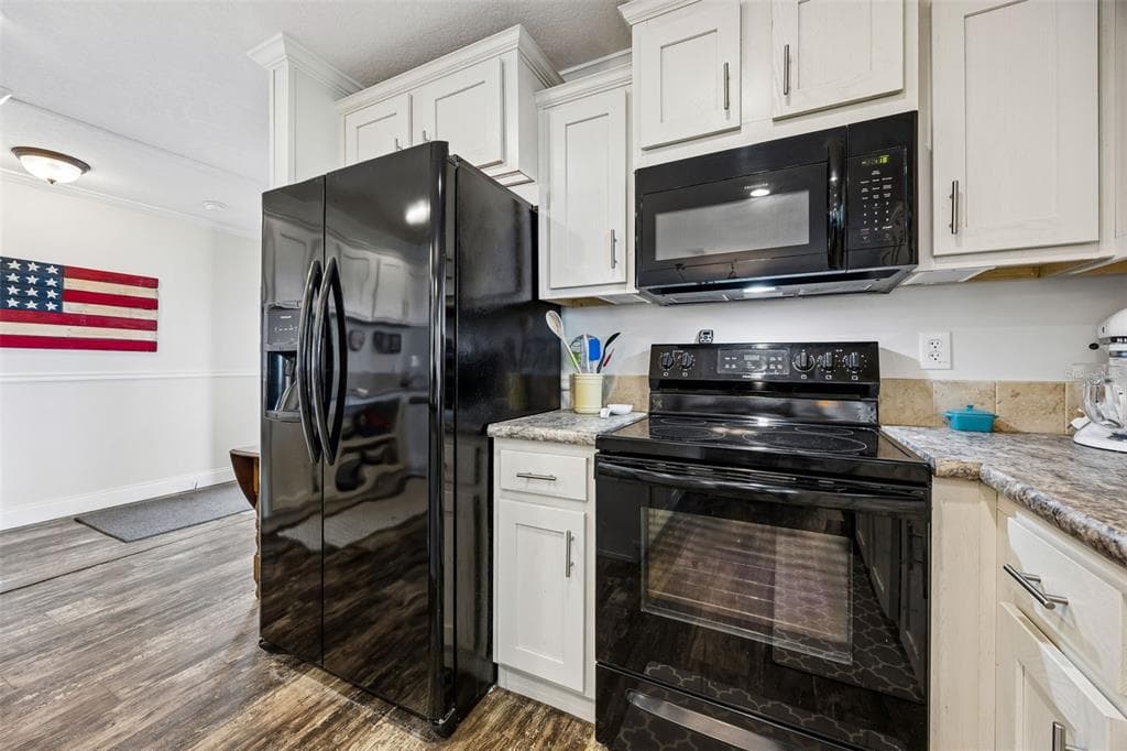 108 SANDRA LANE photo 17