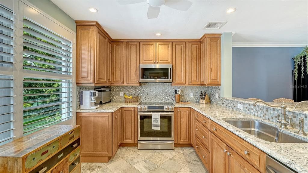 605 SUTTON PLACE 201 photo 8