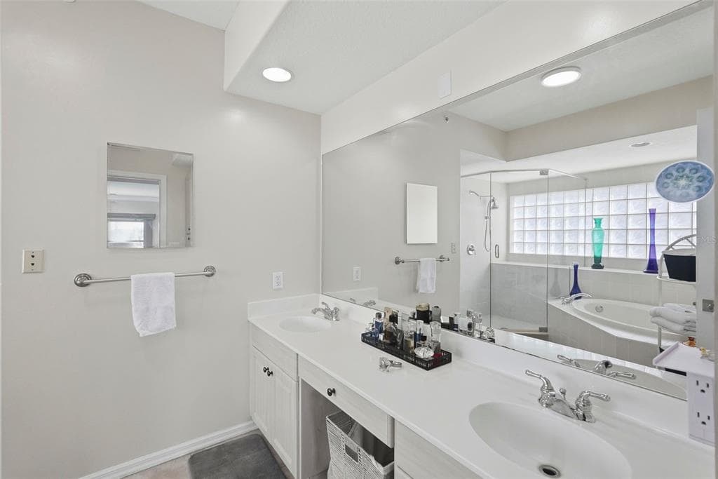 1695 PINELLAS BAYWAY S E4 photo 18