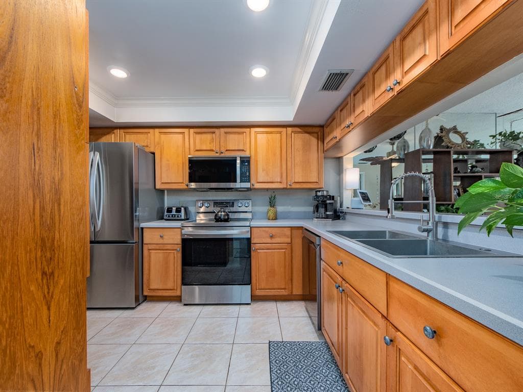 610 ISLAND WAY 407 photo 11
