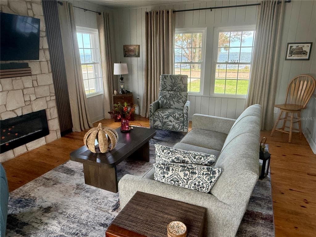 1322 RIVERSIDE DRIVE photo 8