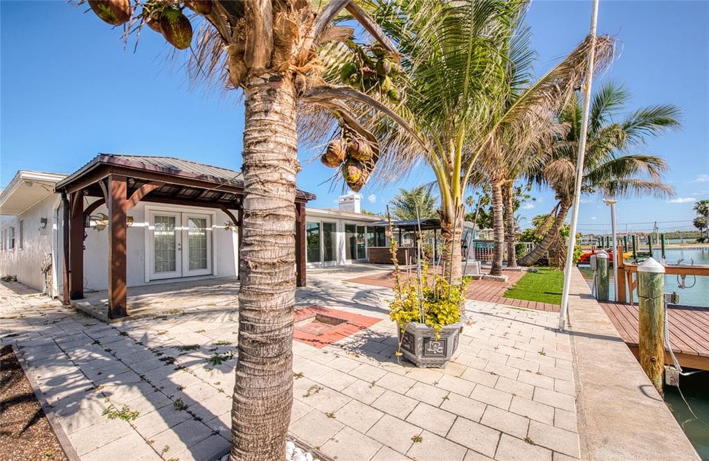 551 CRYSTAL DRIVE photo 6