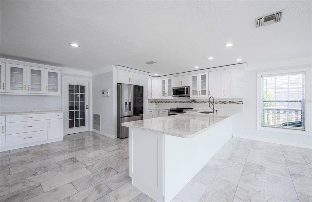 551 CRYSTAL DRIVE photo 22