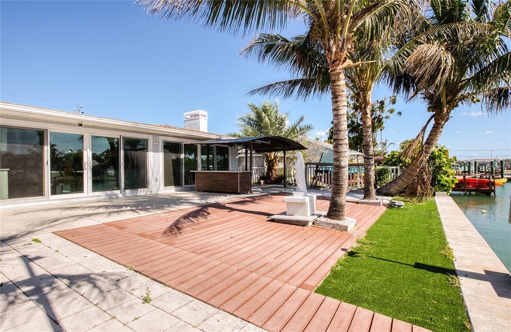 551 CRYSTAL DRIVE photo 10