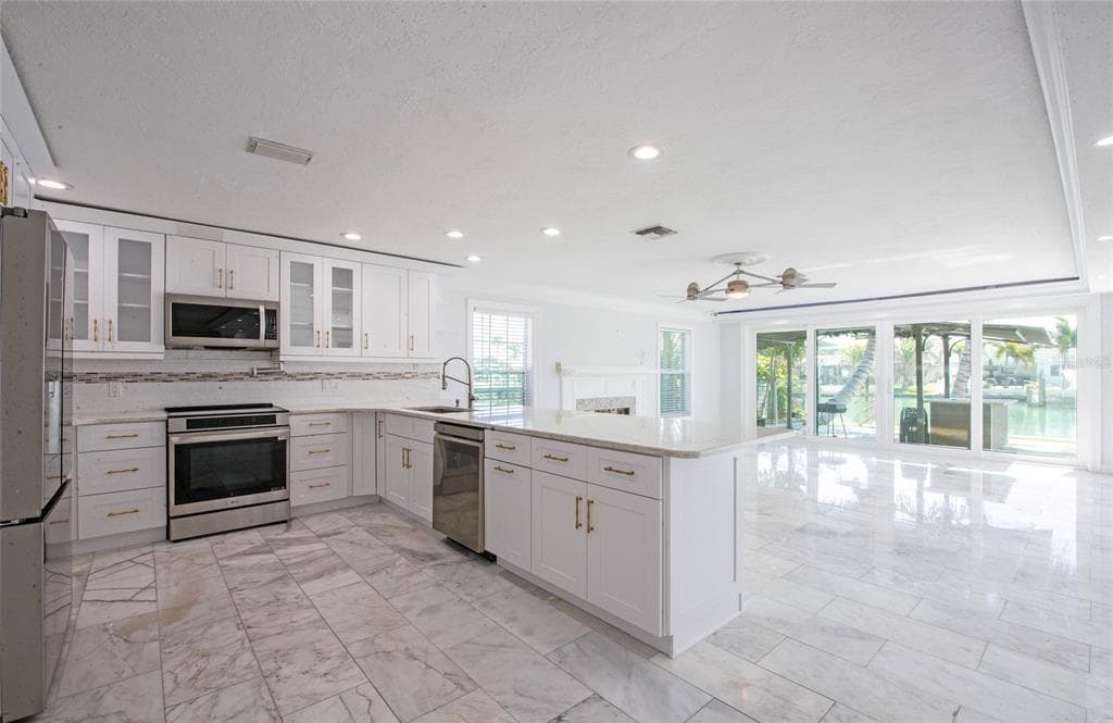 551 CRYSTAL DRIVE photo 25