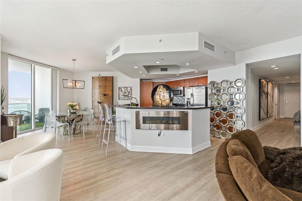 231 RIVERSIDE DRIVE 702-1 photo 2