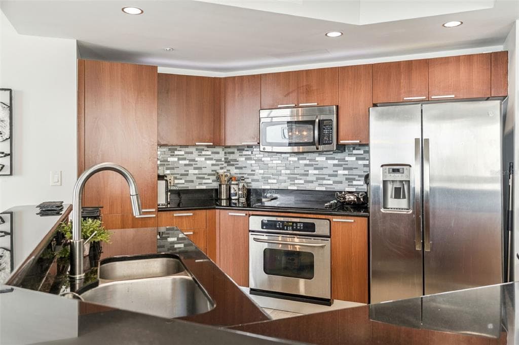231 RIVERSIDE DRIVE 702-1 photo 3