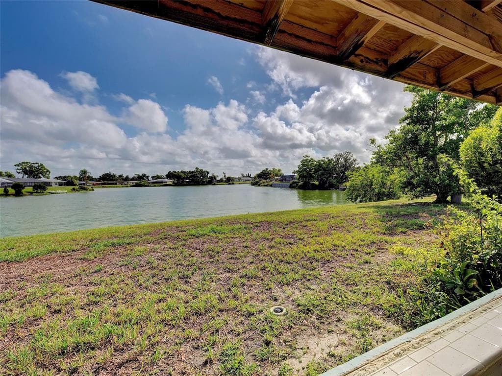 321 SHAMROCK BOULEVARD photo 17
