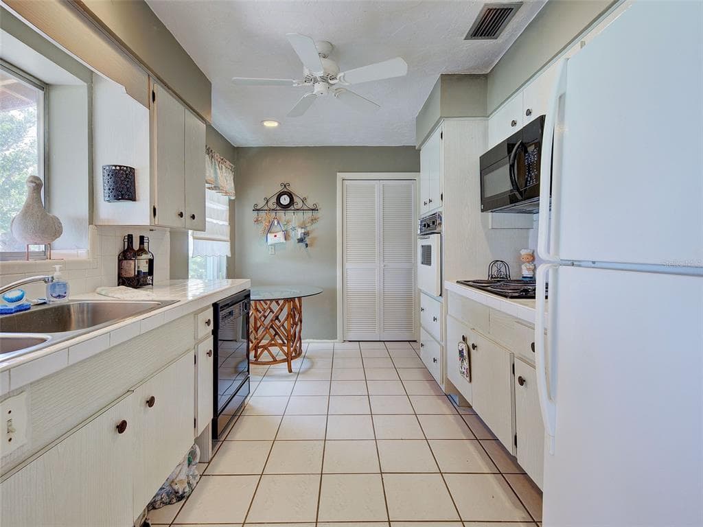 321 SHAMROCK BOULEVARD photo 25
