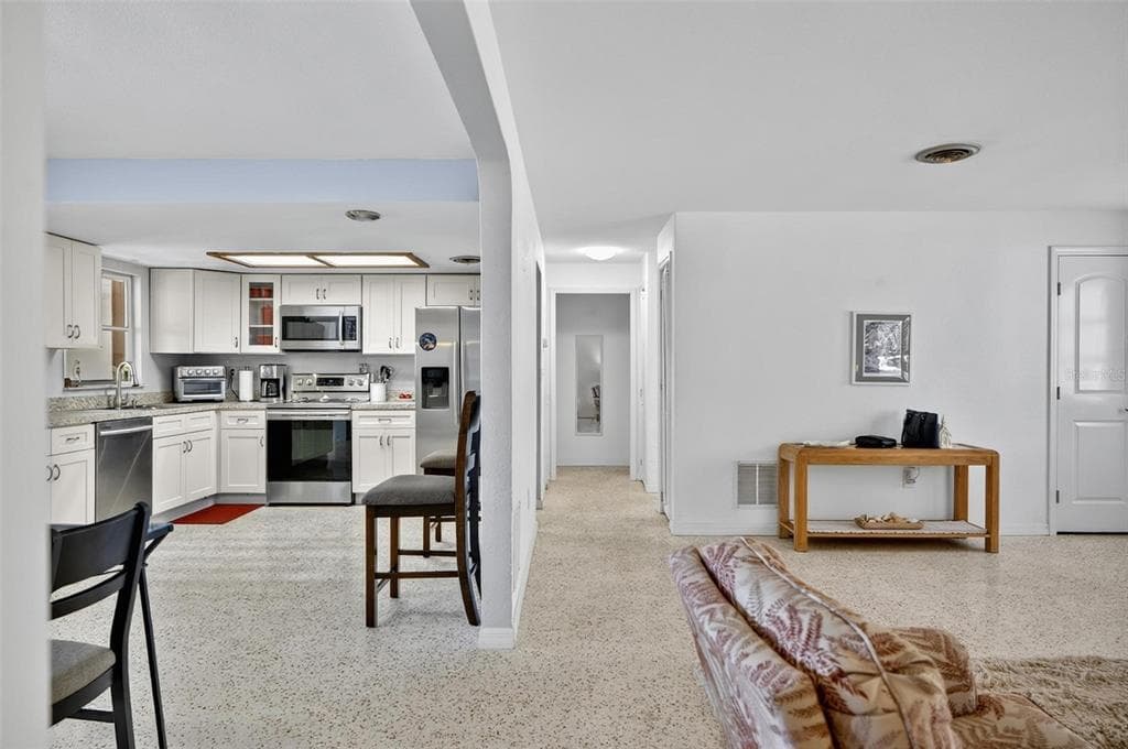 420 LAMBERT AVENUE photo 15