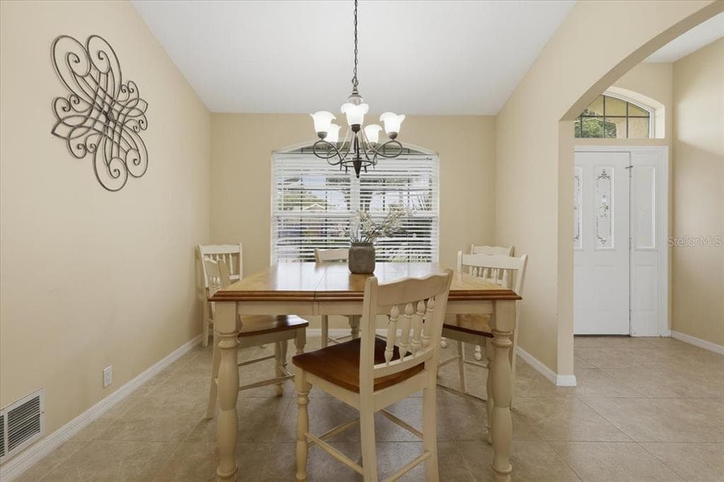 36 CLOVERDALE COURT N photo 12