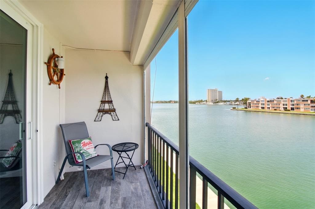 7625 SUN ISLAND DRIVE S 304 photo 1