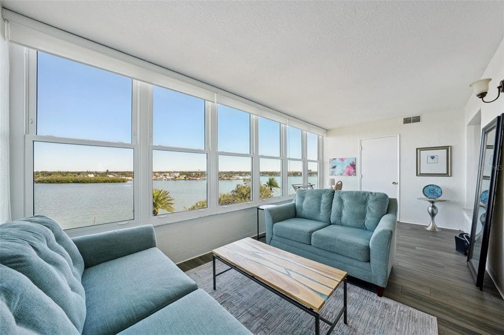 1847 SHORE DRIVE S 711 photo 20