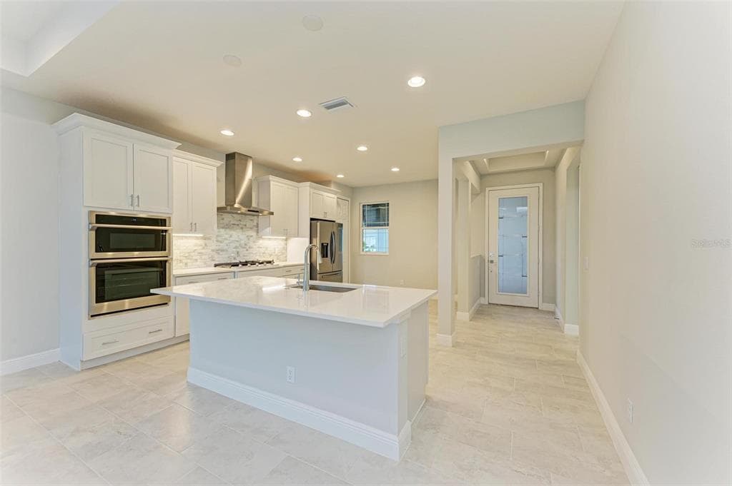 172 VAN GOGH COVE photo 4