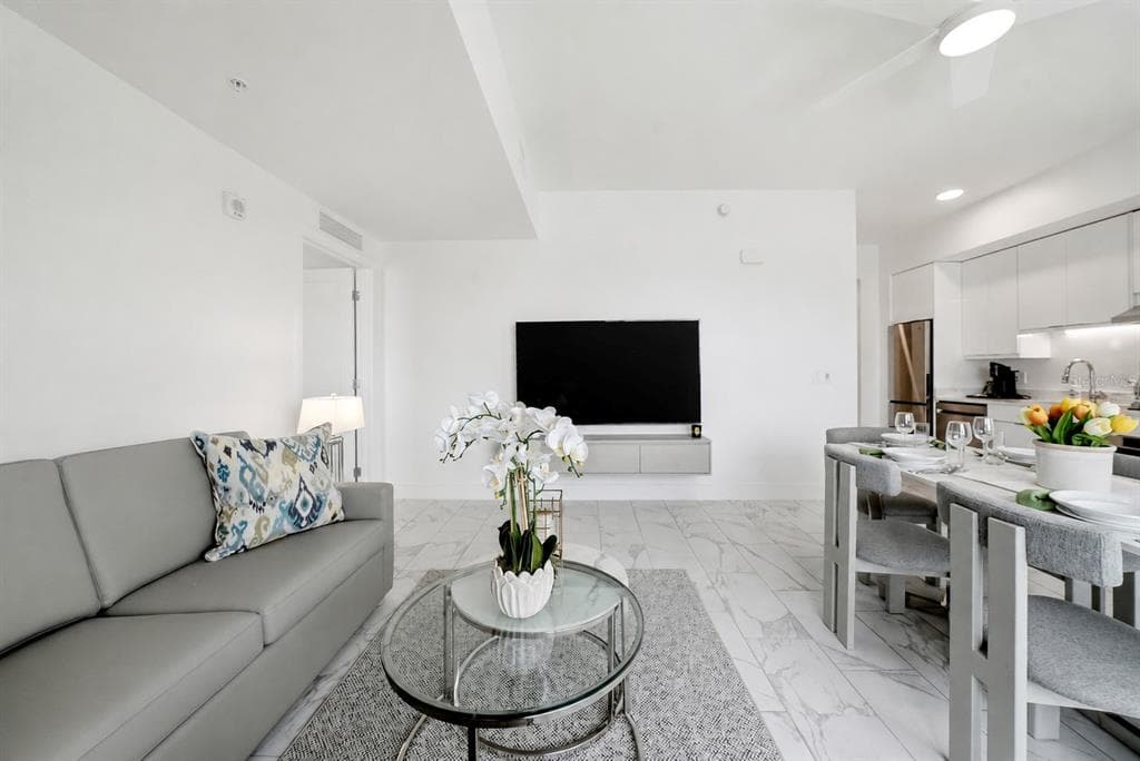 411 E SHORE DRIVE 403 photo 4